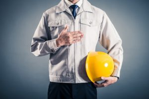 胸に手を当てる作業員