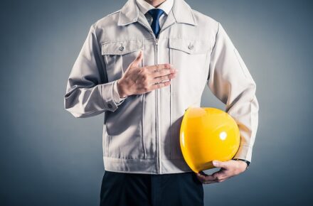 胸に手を当てる作業員