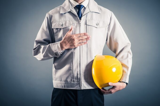 胸に手を当てる作業員