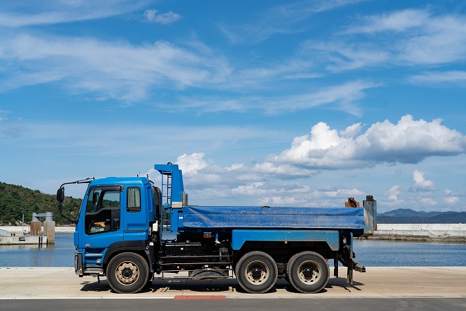 海辺を走るトラック